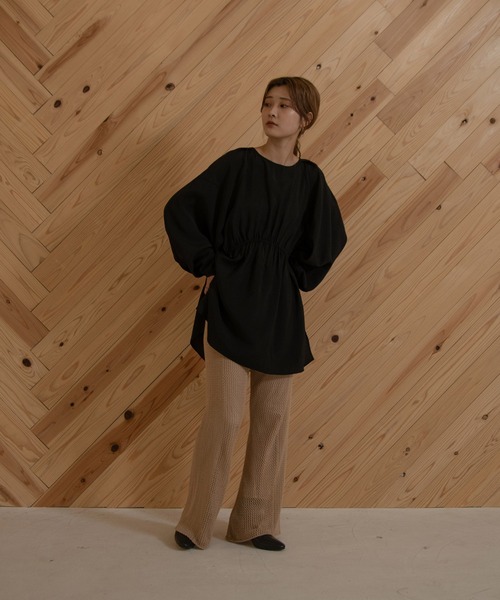 Amiur（エミレ）の「tuck shoulder waist gather blouse（シャツ/ブラウス・レディース・ブラック/マスタード/グレイッシュベージュ・FREE）」の5枚目の写真