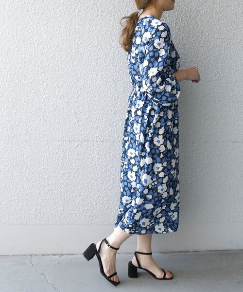 SHIPS any（シップス エニィ）の「SHIPS any:〈ウォッシャブル〉Longchamp フラワー プリント バック リボン ギャザー ワンピース（ワンピース・レディース・ネイビー/グリーン・ONE SIZE）」の2枚目の写真