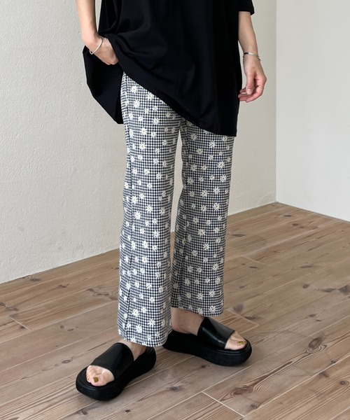 wee9s(ウィークス)の「daisy flare pants / デイジーフレアパンツ(スウェットパンツ・レディース・ブラック/レッド・FREE)」の3枚目の写真