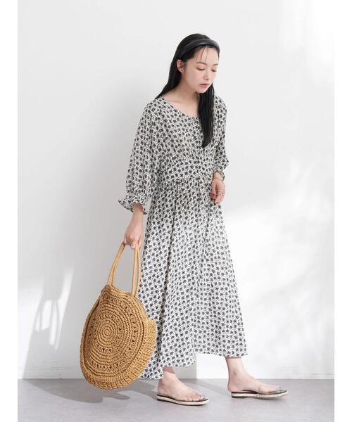 earth music&ecology（アースミュージックアンドエコロジー）の「フラワーVネックハオリワンピース（ワンピース・レディース・ブラック/レッド系その他5・FREE）」の3枚目の写真