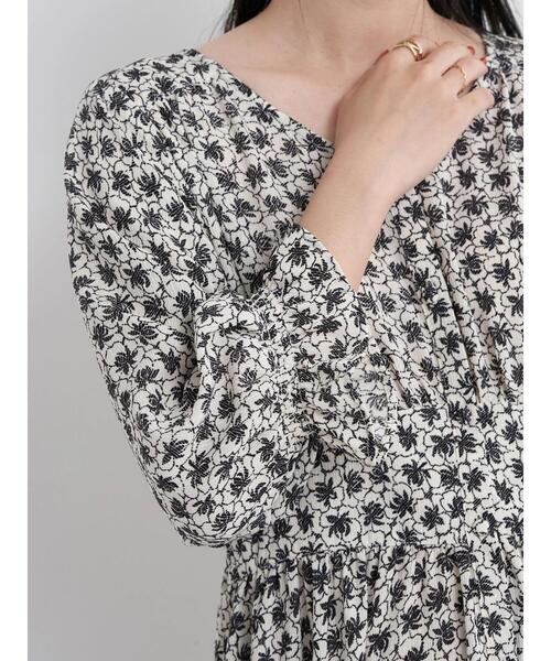 earth music&ecology（アースミュージックアンドエコロジー）の「フラワーVネックハオリワンピース（ワンピース・レディース・ブラック/レッド系その他5・FREE）」の5枚目の写真