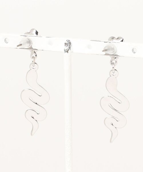 SPINNS（スピンズ）の「ローズ×ヘビモチーフ メタルピアス（ピアス（両