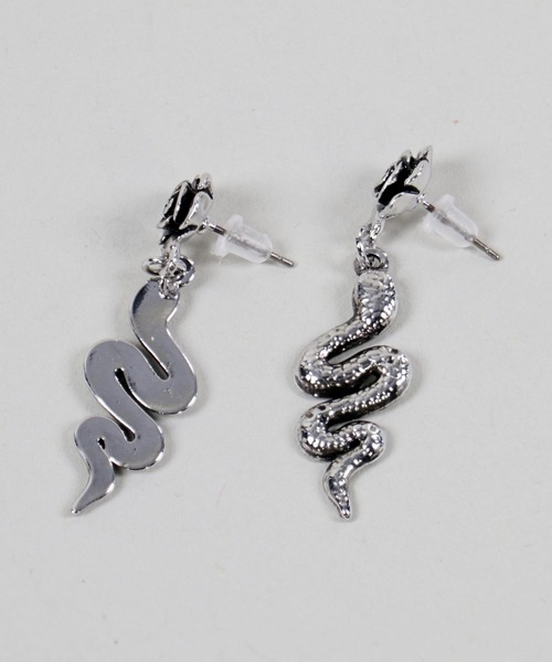 SPINNS（スピンズ）の「ローズ×ヘビモチーフ メタルピアス（ピアス（両