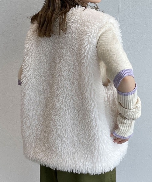w closet(ダブルクローゼット)の「ボリュームフェイクファーベスト(ベスト・レディース・アイボリー/モカ/ライトベージュ・FREE)」の17枚目の写真