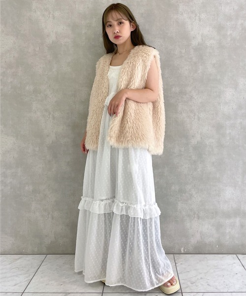 w closet(ダブルクローゼット)の「ボリュームフェイクファーベスト(ベスト・レディース・アイボリー/モカ/ライトベージュ・FREE)」の4枚目の写真