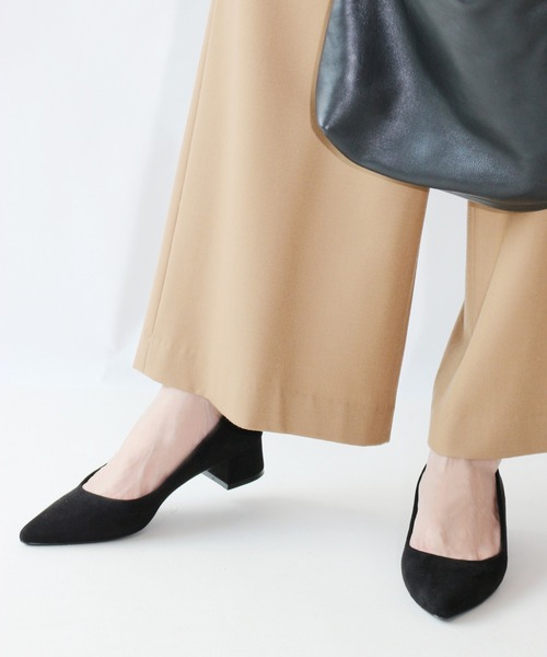 Fin(フィン)の「ポインテッドトゥチャンキーヒールパンプス【低反発スポンジ入り】(パンプス・レディース・ブラック系その他/ブラック/ベージュ/グレー・24cm/23cm/25cm/24.5cm/23.5cm/22.5cm)」の3枚目の写真