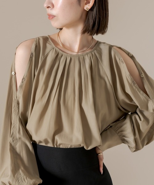 mline（エムライン）の「[mline]肩開きタックブラウス（シャツ/ブラウス・レディース・ベージュ/アイボリー・FREE）」の2枚目の写真