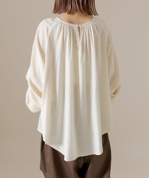 mline（エムライン）の「[mline]肩開きタックブラウス（シャツ/ブラウス・レディース・ベージュ/アイボリー・FREE）」の6枚目の写真