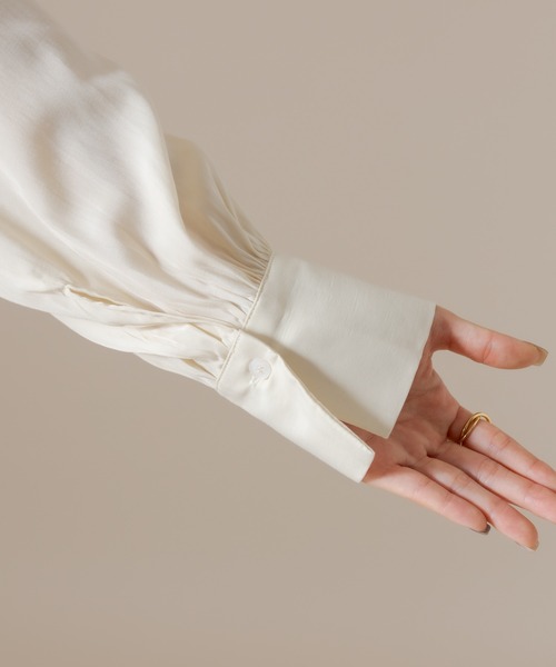 mline（エムライン）の「[mline]肩開きタックブラウス（シャツ/ブラウス・レディース・ベージュ/アイボリー・FREE）」の4枚目の写真