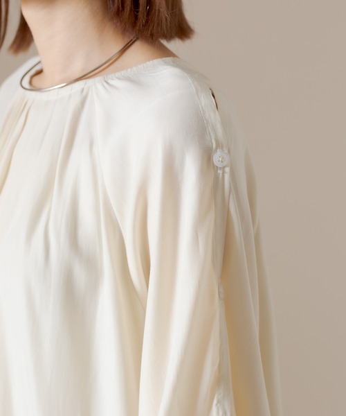 mline（エムライン）の「[mline]肩開きタックブラウス（シャツ/ブラウス・レディース・ベージュ/アイボリー・FREE）」の10枚目の写真