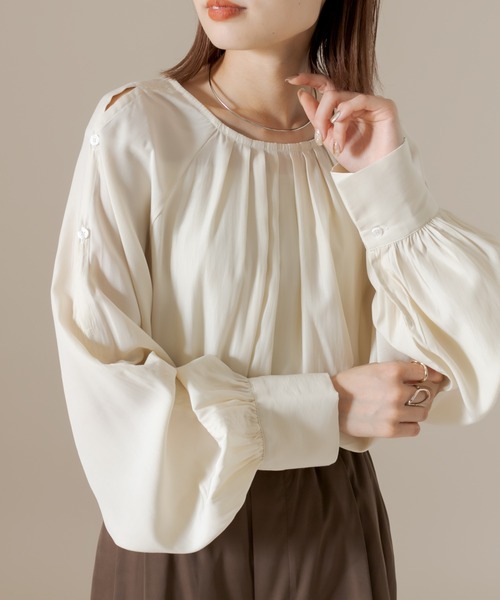 mline（エムライン）の「[mline]肩開きタックブラウス（シャツ/ブラウス・レディース・ベージュ/アイボリー・FREE）」の3枚目の写真