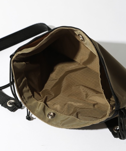 FREDRIK PACKERS（フレドリックパッカーズ）の「【FREDRIK PACKERS】420D UTILITY SACK M（ショルダーバッグ・メンズ・ブラック/オリーブ/シルバー/カーキ・FREE）」の13枚目の写真