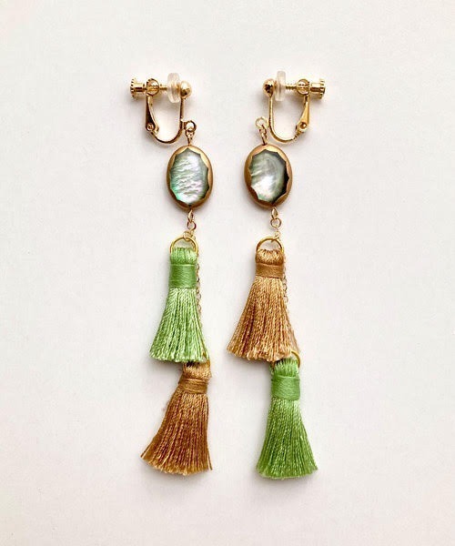 【studio wave】蒔絵黒蝶貝とタッセルのアシンメトリーイヤリング（イヤリング）｜tone（トーン）