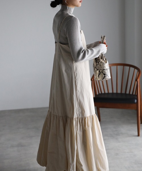 r.(アールドット)の「タフタ バルーン キャミワンピース(ジャンパースカート・レディース・ブラック/ベージュ/オフホワイト/ライトベージュ・FREE)」の21枚目の写真