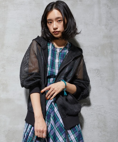 GEVS.(ジェイヴィス)の「<大きいサイズ> メッシュジップアップパーカー GEVS.(パーカー・レディース・ブラック/オフホワイト・3L/L/LL/5L/4L)」の2枚目の写真