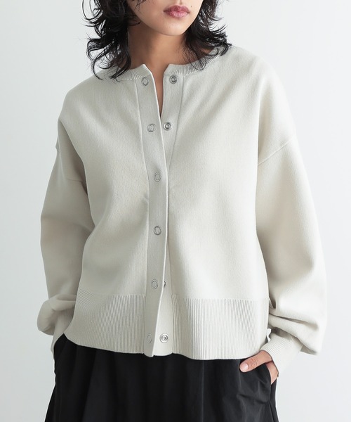 for/c（フォーシー）の「[新色追加]スウェットライクスナップボタンニットミドルカーディガン【サスティナブル】（カーディガン/ボレロ・レディース・ブルーグレー/ブラック/ライトベージュ/ライトパープル/ネイビー/レッド/チャコールグレー/ピンク/オフホワイト/ブラウン/グレー・LL/L/M）」の7枚目の写真