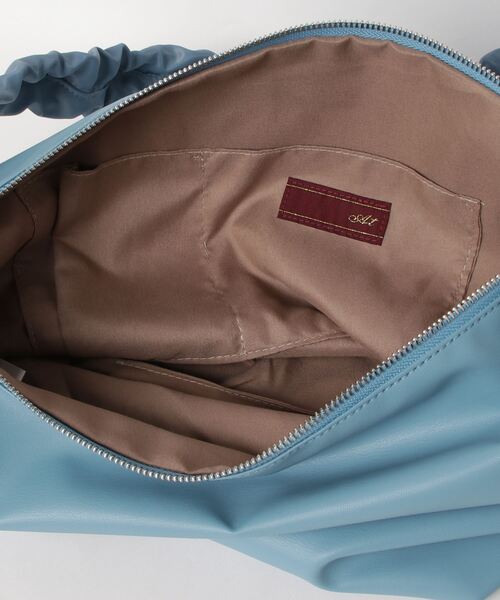 AT CREATION(アットクリエイション)の「EM:ファセリア 軽量 ギャザーショルダーバッグ(ショルダーバッグ・レディース・アイボリー/サックスブルー/ブラック/ベージュ・FREE)」の6枚目の写真