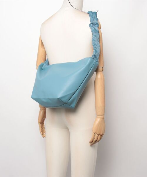AT CREATION(アットクリエイション)の「EM:ファセリア 軽量 ギャザーショルダーバッグ(ショルダーバッグ・レディース・アイボリー/サックスブルー/ブラック/ベージュ・FREE)」の7枚目の写真