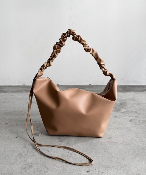 AT CREATION(アットクリエイション)の「EM:ファセリア 軽量 ギャザーショルダーバッグ(ショルダーバッグ・レディース・アイボリー/サックスブルー/ブラック/ベージュ・FREE)」の3枚目の写真