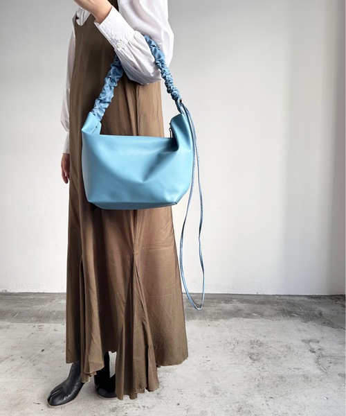 AT CREATION(アットクリエイション)の「EM:ファセリア 軽量 ギャザーショルダーバッグ(ショルダーバッグ・レディース・アイボリー/サックスブルー/ブラック/ベージュ・FREE)」の4枚目の写真