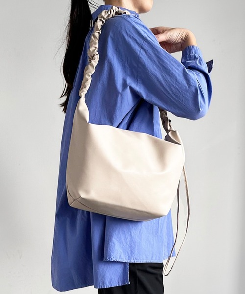 AT CREATION(アットクリエイション)の「EM:ファセリア 軽量 ギャザーショルダーバッグ(ショルダーバッグ・レディース・アイボリー/サックスブルー/ブラック/ベージュ・FREE)」の1枚目の写真