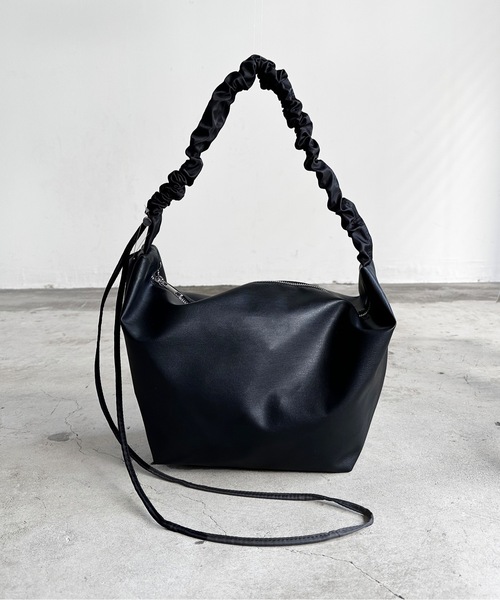 AT CREATION(アットクリエイション)の「EM:ファセリア 軽量 ギャザーショルダーバッグ(ショルダーバッグ・レディース・アイボリー/サックスブルー/ブラック/ベージュ・FREE)」の2枚目の写真