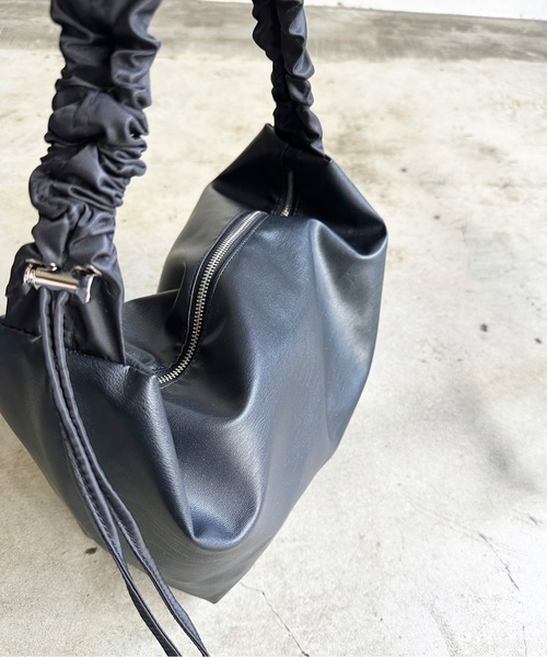 AT CREATION(アットクリエイション)の「EM:ファセリア 軽量 ギャザーショルダーバッグ(ショルダーバッグ・レディース・アイボリー/サックスブルー/ブラック/ベージュ・FREE)」の22枚目の写真