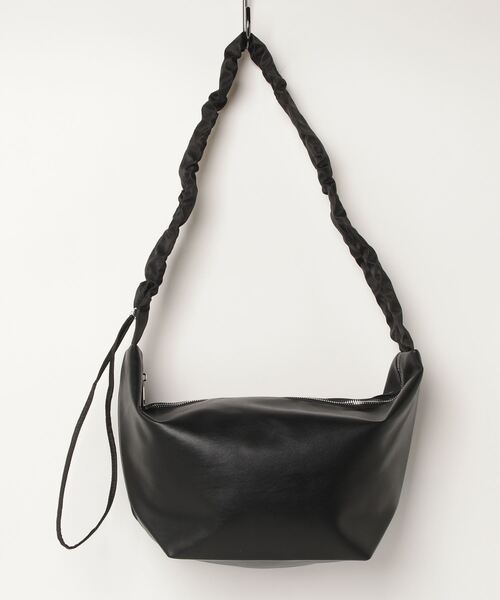 AT CREATION(アットクリエイション)の「EM:ファセリア 軽量 ギャザーショルダーバッグ(ショルダーバッグ・レディース・アイボリー/サックスブルー/ブラック/ベージュ・FREE)」の21枚目の写真