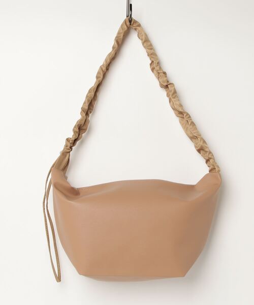 AT CREATION(アットクリエイション)の「EM:ファセリア 軽量 ギャザーショルダーバッグ(ショルダーバッグ・レディース・アイボリー/サックスブルー/ブラック/ベージュ・FREE)」の18枚目の写真