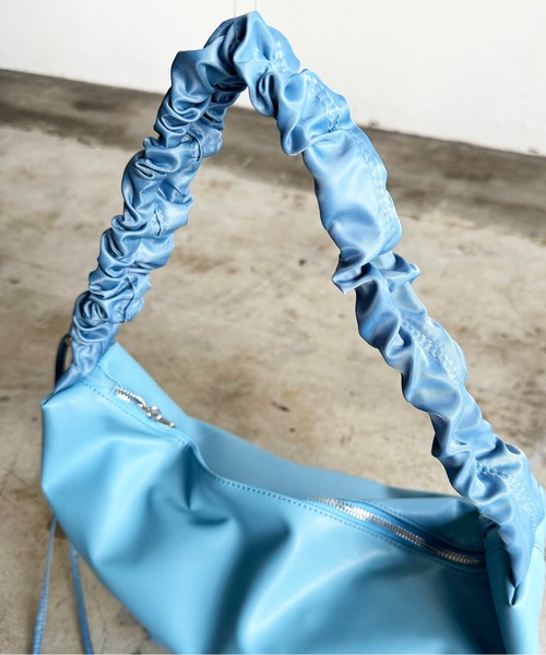 AT CREATION(アットクリエイション)の「EM:ファセリア 軽量 ギャザーショルダーバッグ(ショルダーバッグ・レディース・アイボリー/サックスブルー/ブラック/ベージュ・FREE)」の11枚目の写真