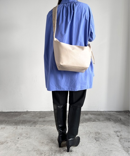 AT CREATION(アットクリエイション)の「EM:ファセリア 軽量 ギャザーショルダーバッグ(ショルダーバッグ・レディース・アイボリー/サックスブルー/ブラック/ベージュ・FREE)」の16枚目の写真