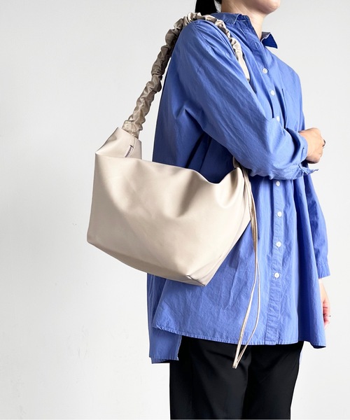 AT CREATION(アットクリエイション)の「EM:ファセリア 軽量 ギャザーショルダーバッグ(ショルダーバッグ・レディース・アイボリー/サックスブルー/ブラック/ベージュ・FREE)」の17枚目の写真