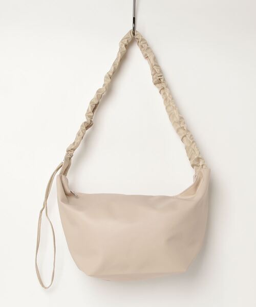 AT CREATION(アットクリエイション)の「EM:ファセリア 軽量 ギャザーショルダーバッグ(ショルダーバッグ・レディース・アイボリー/サックスブルー/ブラック/ベージュ・FREE)」の13枚目の写真