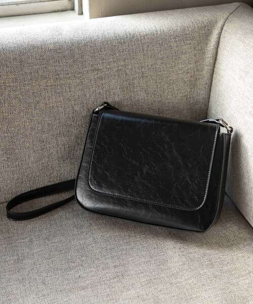 RETRO GIRL(レトロガール)の「フラップショルダーバッグ(ショルダーバッグ・レディース・シルバー/ブラック/レッド・ONE SIZE)」の4枚目の写真