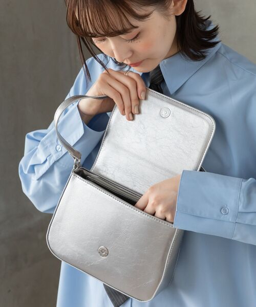 RETRO GIRL(レトロガール)の「フラップショルダーバッグ(ショルダーバッグ・レディース・シルバー/ブラック/レッド・ONE SIZE)」の8枚目の写真