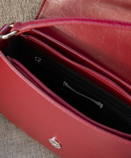 RETRO GIRL(レトロガール)の「フラップショルダーバッグ(ショルダーバッグ・レディース・シルバー/ブラック/レッド・ONE SIZE)」の11枚目の写真