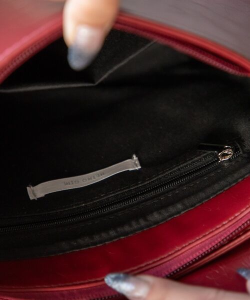 RETRO GIRL(レトロガール)の「フラップショルダーバッグ(ショルダーバッグ・レディース・シルバー/ブラック/レッド・ONE SIZE)」の10枚目の写真