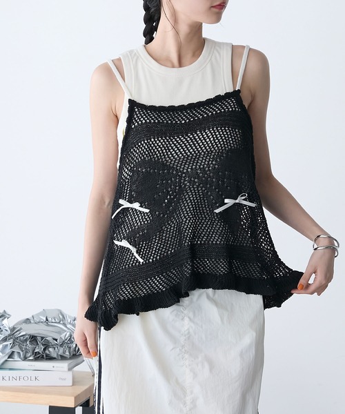 forksy.(フォルクシー)の「【forksy.】リボンモチーフ透かし編みニットビスチェ(キャミソール・レディース・アイボリー/ブラック・FREE)」の2枚目の写真
