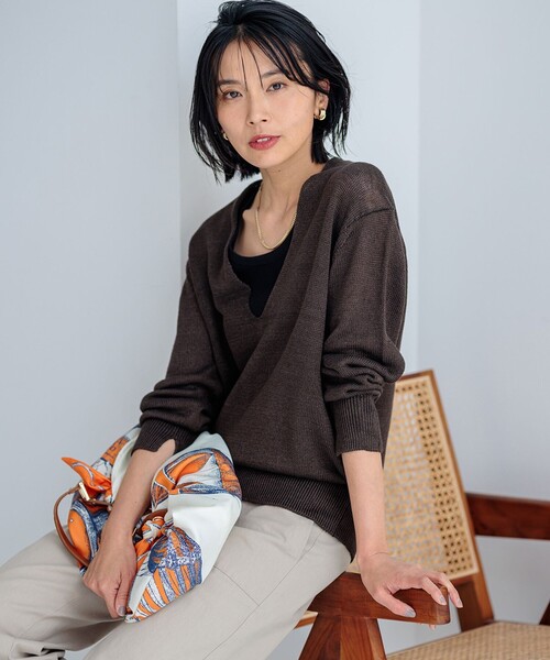 23区 S(ニジュウサンクチイサイサイズ)の「【CLASSY.6月号掲載/洗える】ピュアリネンバルキー Vネックニット(ニット/セーター・レディース・アイボリー系/グレー系/黄土色系/ダークブラウン系・32)」の2枚目の写真