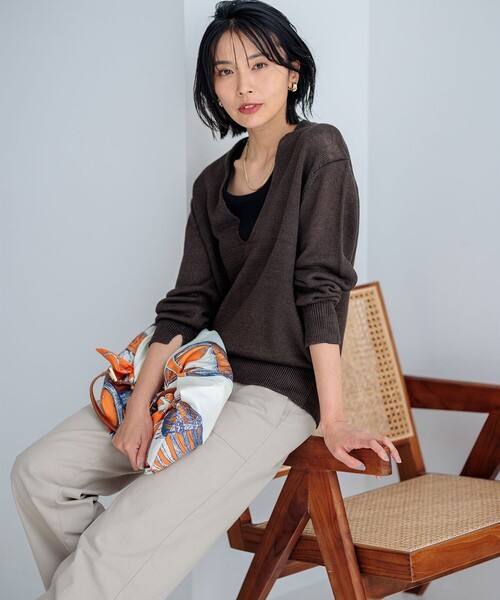 23区 S(ニジュウサンクチイサイサイズ)の「【CLASSY.6月号掲載/洗える】ピュアリネンバルキー Vネックニット(ニット/セーター・レディース・アイボリー系/グレー系/黄土色系/ダークブラウン系・32)」の17枚目の写真