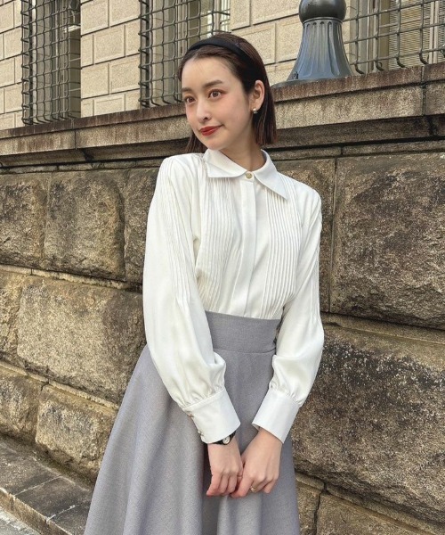 an another angelus（アンアナザーアンジェラス）の「ピンタックデザインシャツ/ananotherangelus（シャツ/ブラウス・レディース・オフホワイト/ライトベージュ・FREE）」の2枚目の写真