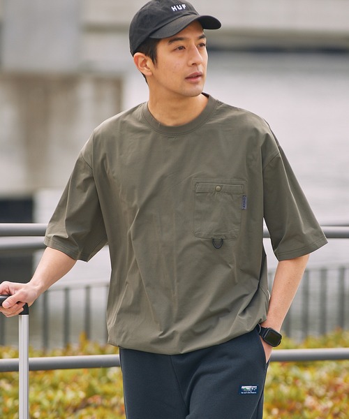 THE CRAFT CREW PRODUCTS(ザクラフトクループロダクツ)の「【EPIX AIRシリーズ】<セットアップ対応>マルチファンクショナル ドローコード ビッグシルエット クルーネック半袖ポケットTシャツ / 接触冷感・クイックドライ・UVカット【THE CRAFT CREW PRODUCTS】(Tシャツ/カットソー・メンズ・ダークグリーン/ブラウン系/チャコール/ネイビー/ブラック系/グレイッシュベージュ/ブラック/ライトグレー/ネイビー系/ネイビー系1/モカ/ダークブラウン/オリーブ・S/M/L)」の10枚目の写真