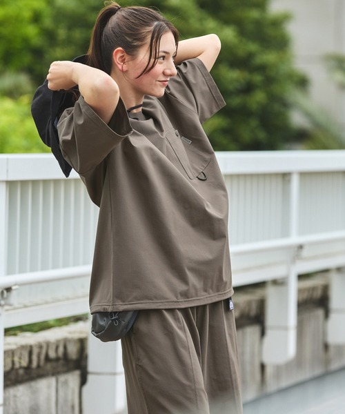 THE CRAFT CREW PRODUCTS（ザクラフトクループロダクツ）の「【THE CRAFT CREW PRODUCTS】テックファブリック ドローコード ビッグシルエット クルーネックポケット半袖Tシャツ / 接触冷感・吸水速乾（Tシャツ/カットソー）」｜詳細画像