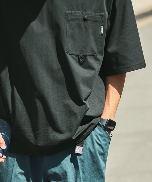 THE CRAFT CREW PRODUCTS（ザクラフトクループロダクツ）の「【THE CRAFT CREW PRODUCTS】テックファブリック ドローコード ビッグシルエット クルーネックポケット半袖Tシャツ / 接触冷感・吸水速乾（Tシャツ/カットソー）」｜詳細画像
