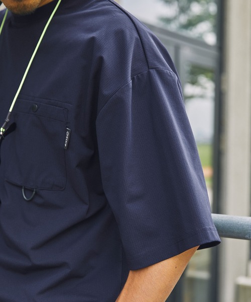 THE CRAFT CREW PRODUCTS（ザクラフトクループロダクツ）の「【THE CRAFT CREW PRODUCTS】テックファブリック ドローコード ビッグシルエット クルーネックポケット半袖Tシャツ / 接触冷感・吸水速乾（Tシャツ/カットソー）」｜詳細画像