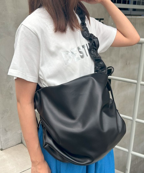 INGNI(イング)の「ギャザーショルダーバッグ/A(ショルダーバッグ・レディース・オフホワイト/シルバー/ブラック・ONE SIZE)」の1枚目の写真