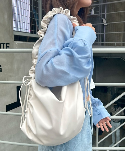 INGNI(イング)の「ギャザーショルダーバッグ/A(ショルダーバッグ・レディース・オフホワイト/シルバー/ブラック・ONE SIZE)」の9枚目の写真