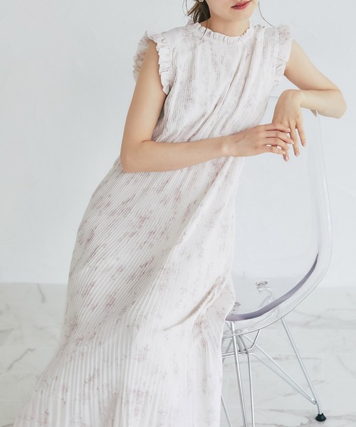 tocco closet(トッコ クローゼット)の「リボン&フリル付きプリーツシフォンフラワープリントワンピース(ワンピース・レディース・ブルー/ピンクベージュ・M)」の2枚目の写真