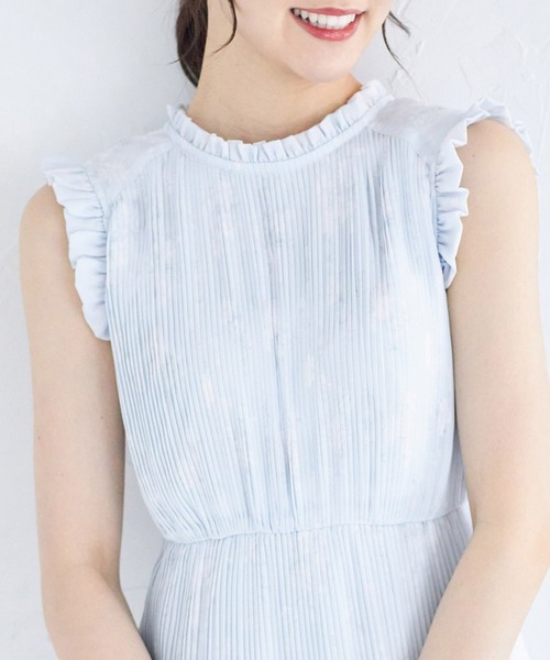 tocco closet(トッコ クローゼット)の「リボン&フリル付きプリーツシフォンフラワープリントワンピース(ワンピース・レディース・ブルー/ピンクベージュ・M)」の4枚目の写真