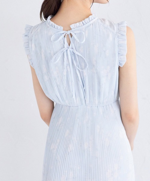 tocco closet(トッコ クローゼット)の「リボン&フリル付きプリーツシフォンフラワープリントワンピース(ワンピース・レディース・ブルー/ピンクベージュ・M)」の5枚目の写真